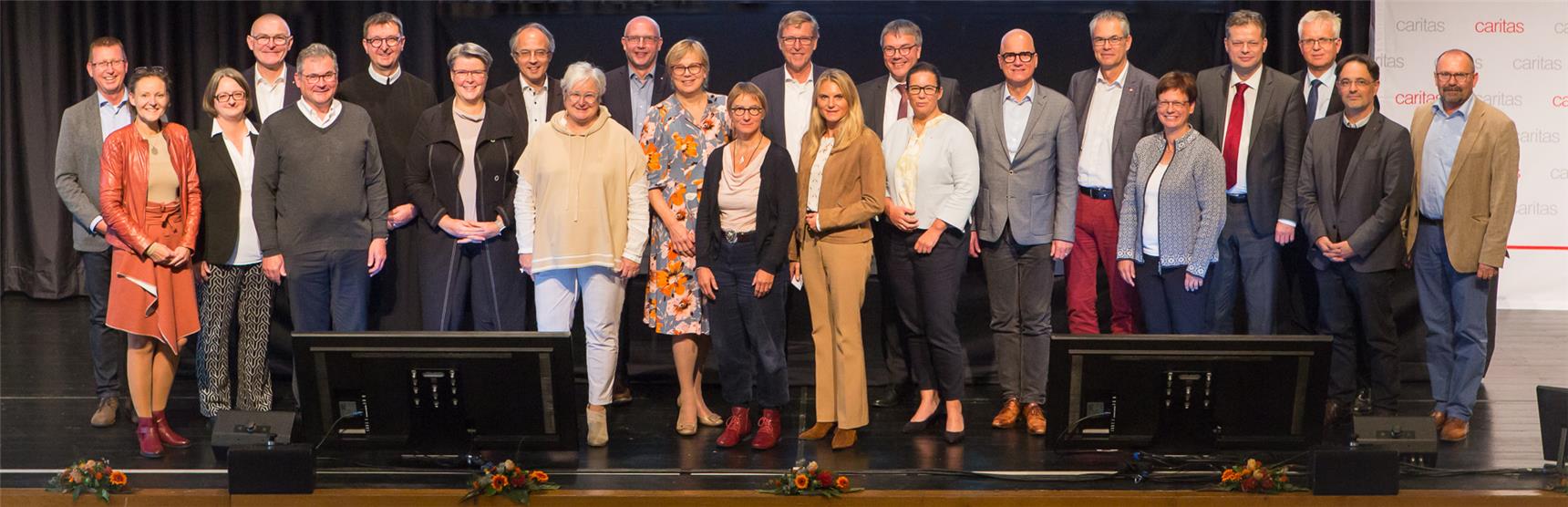 Die Mitglieder des Caritasrates des Deutschen Caritasverbandes auf der Bühne der Stadthalle in Limburg