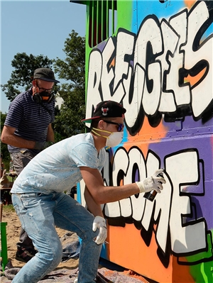 Mann beim Graffiti sprayen