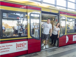 Eine Berliner S-Bahn mit einer Aufschrift zur U25-Aktion „Du bist mir wichtig”