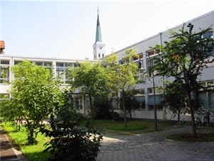 Romano-Guardini-Fachoberschule Der Innenho der Romano-Guardini-Fachoberschule mit Bäumen und Fahrrädern.