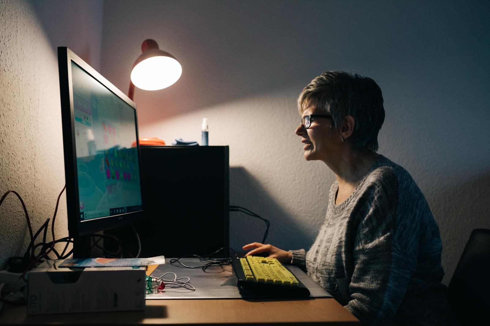 Zwei Frauen mit Brillen blicken in ein Computertablet