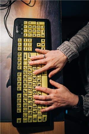 Hände auf Computertastatur