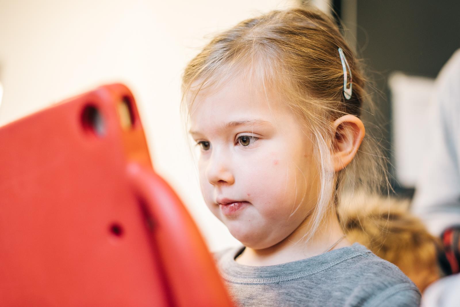 Zwei Frauen mit Brillen blicken in ein Computertablet