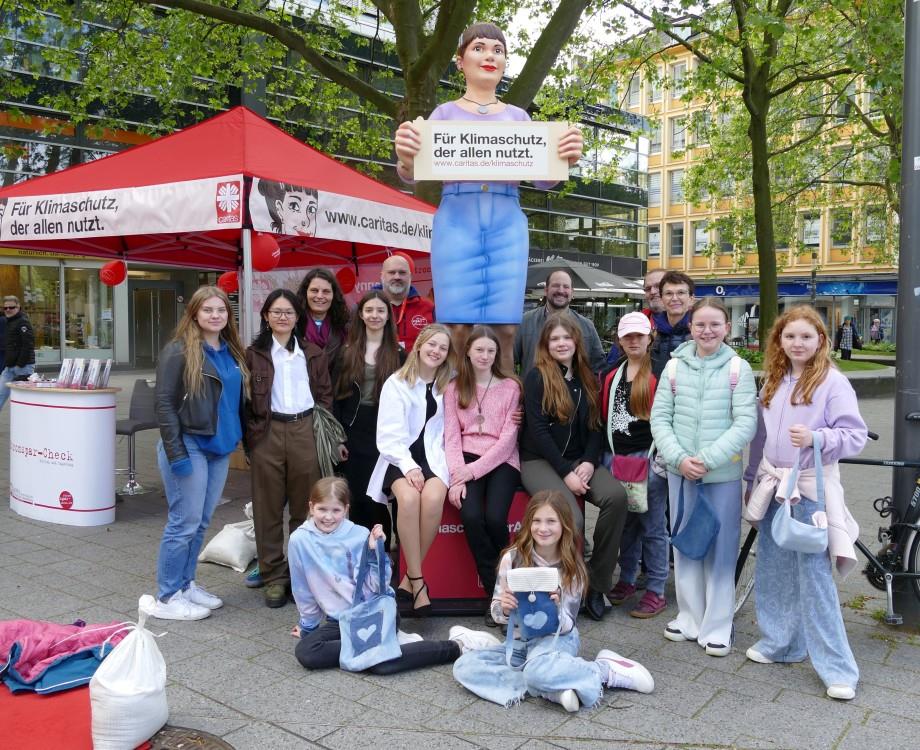 Jenny trifft in Koblenz auf engagierte Schülerinnen, die eine nachhaltige Modenshow auf die Beine stellen.