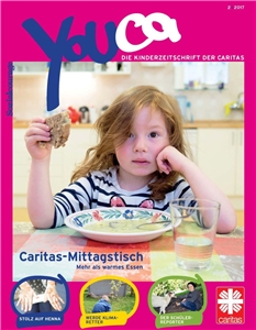 Cover Youca 2/2017 Junges M�dchen sitzt vor einem Teller Suppe mit einem St�ck Brot in der Hand.