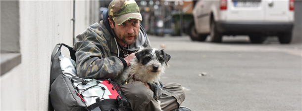 Mann mit Hund bettelt in Innenstadt Mann mit Hund bettelt in Innenstadt