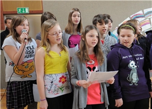 Schüler singen im Schulchor