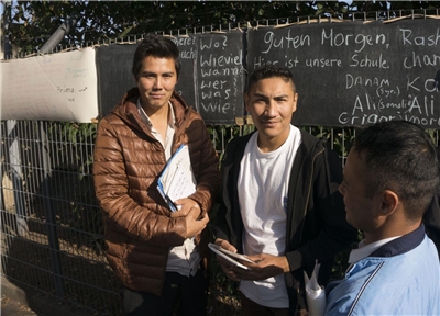 Drei junge Teilnehmer einer improvisierten Sprachschule