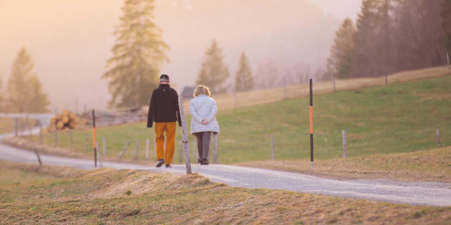 Zwei Menschen laufen eine Straße entlang
