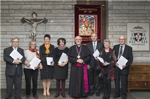 Männer und Frauen mit Bischof Fürst