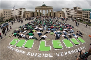 Zahlreiche Aktivistinnen und Aktivisten legten sich vor dem Brandenburger Tor in Berlin auf den Boden um auf die vielen Suizide Jugendlicher aufmerksam zu machen.