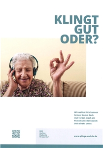 Rückseite der Broschüre Pflege & Du zeigt alten Menschen, der begeistert Musik über Kopfhörer hört