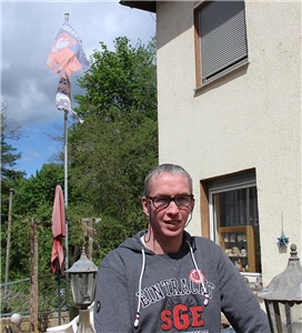 Selbstbewusst unter der gehissten Eintracht-Frankfurt-Fahne: Andreas Berry fühlt sich sehr wohl bei seiner Familie in Bad Salzschlirf.