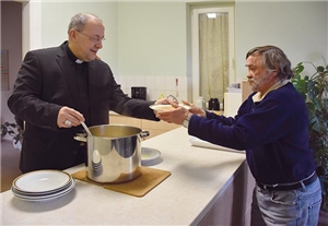 Bischof teilt in Senftenberger Einrichtung Suppe an Obdachlose aus 