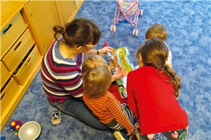 Buchstunde im Cottbuser Caritas-Kindergarten St. Elisabeth