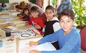 Kinder der Flüchtlingsfamilien beim Malen