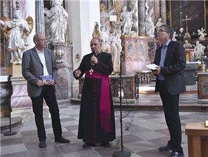 Bischof Ipolt (Mitte) im Gespräch mit Dr. Immer (rechts) und Matthias Frahnow (links)