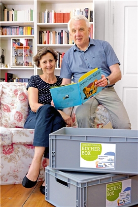 Ein Ehepaar mit einer Bücherbox.