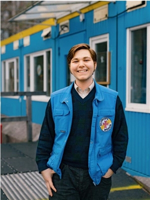 der 19jährige Ehrenamtliche Keno Rieger - Porträt mit Bahnhofsmissions-Jacke