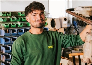 Zabihulla Amery, ein junger Mann aus Afghanistan, im T-Shirt seiner Gartenbau-Firma.