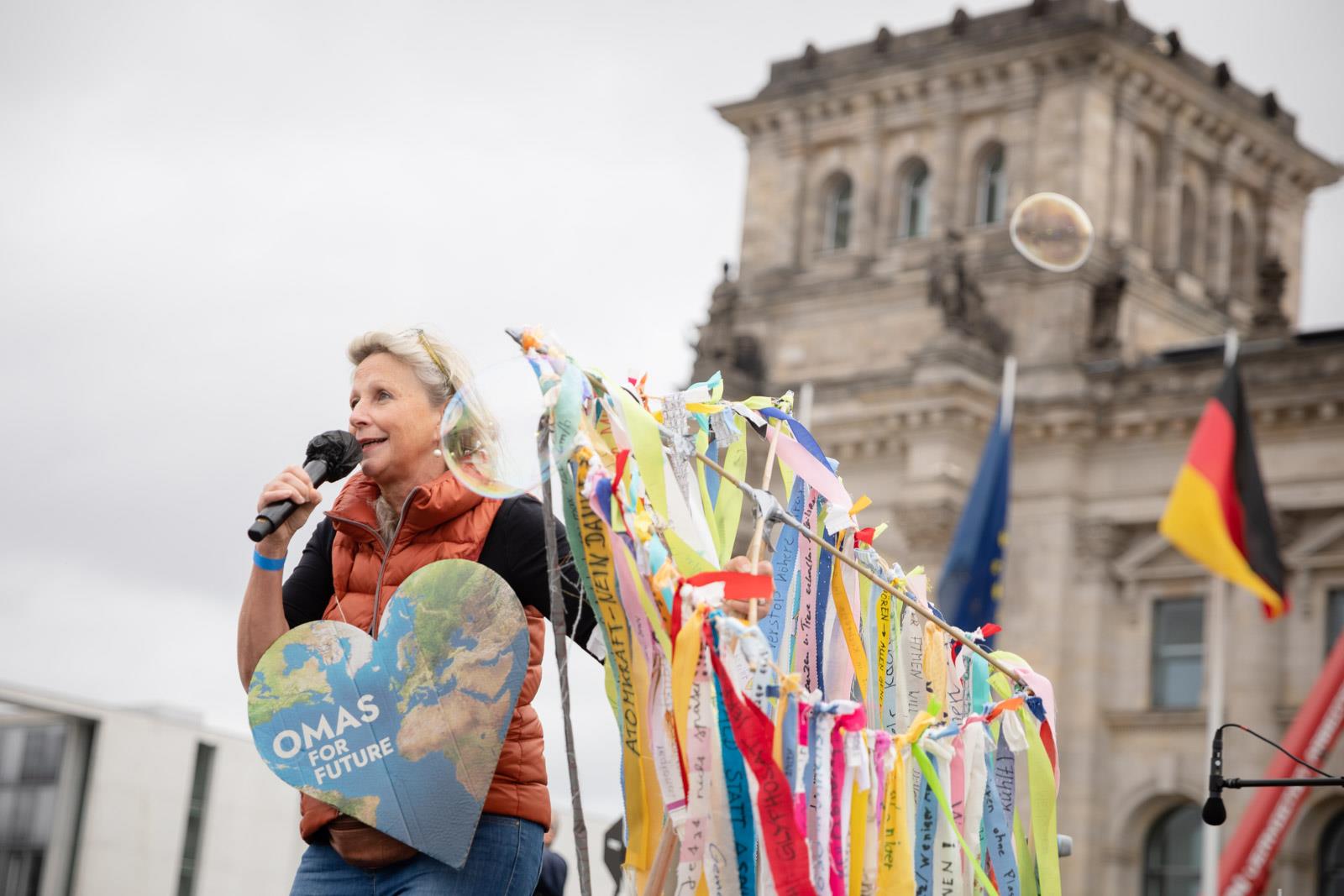 Cordula Weimann von den Omas for Future auf einer Demo in Berlin