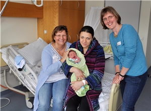 Die Babylotsen Sylvia Milke (links) und Martina Schick (rechts) stehen jungen Müttern wie Julia Pirazer mit ihrem neugeborenen Sohn Kirill mit Rat und Tat zur Seite.