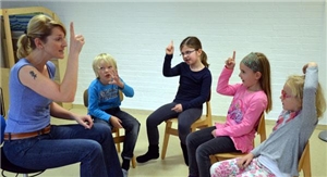 Spielerisch übt Daniela Sobbeck mit Laura und den anderen Kindern die Gebärdensprache. 