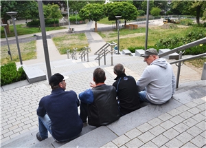 Uwe Browatzki  mit drei seiner Kunden, für die die Treppe in der südlichen Iserlohner Innenstadt so etwas wie eine zweite Heimat ist. 