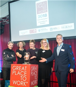 Auf dem Bild stehen die Gewinner des Great Place to work vom Caritasverband Westeifel mit ihrer Auszeichnung.