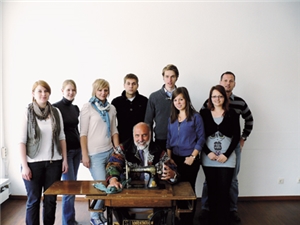 Design-Studenten und Leiter Projekt Kleiderboutique Albstadt
