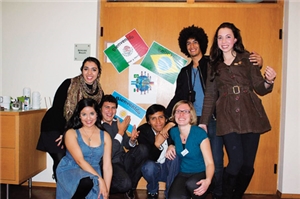 lachende junge Freiwillige aus Lateinamerika 