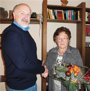 Regionalleiter Harald Faber gratuliert Ruth Cord