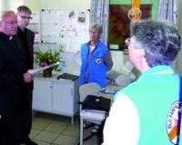 Der Bischof ist auf diesem Bild zu sehen, er ist bei einem Informationsabend in der Bahnhofs Mission.