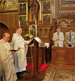Feiern gemeinsam Eucharistie: Bischof Dr. Konrad Zdarsa mit Teilnehmern der Konferenz.