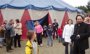 Besucher der gemeinsamen Veranstaltung vor dem Zirkuszelt