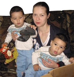 Eine junge Mutter mit ihren beiden kleinen Kindern