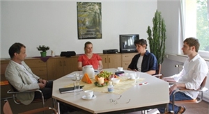 Stefan Kunz (links) im Gespräch mit Mitarbeitern der Dienststelle Hoyerswerda