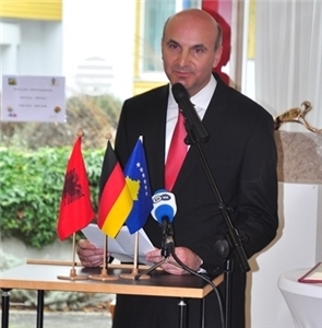Flaggenparade mit Botschafter. Der kosovarische Botschafter Xhakaliu ist zu Gast in Emmendingen und hält eine Rede