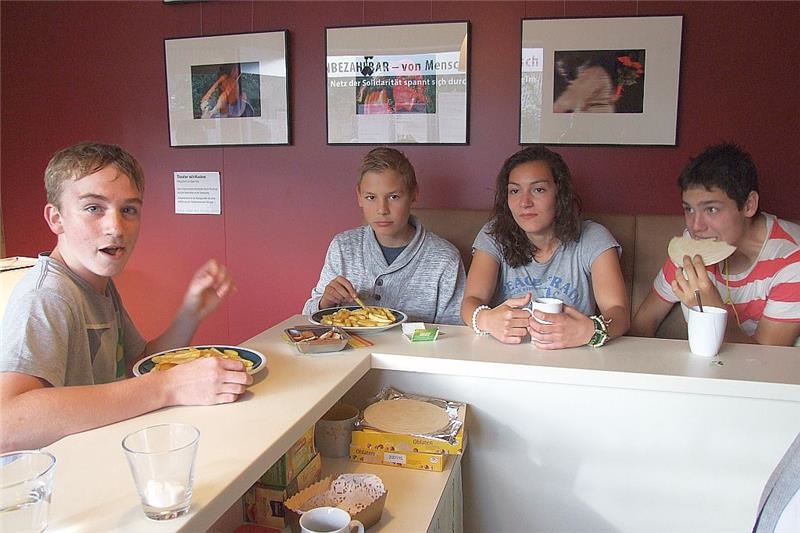 Vier jugendliche Gäste knabbern Snacks beim Café international in Kleinostheim. (Marion Egenberger)