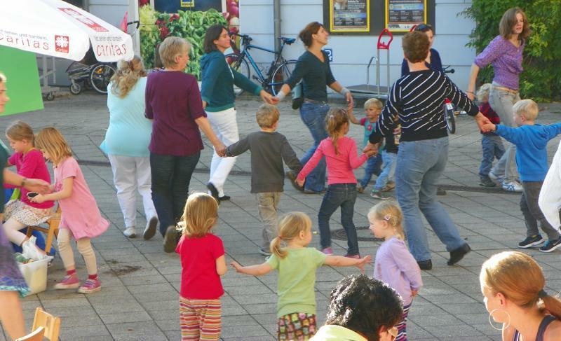 Frauen und Kinder tanzen im Kreis. (DCV kbö)