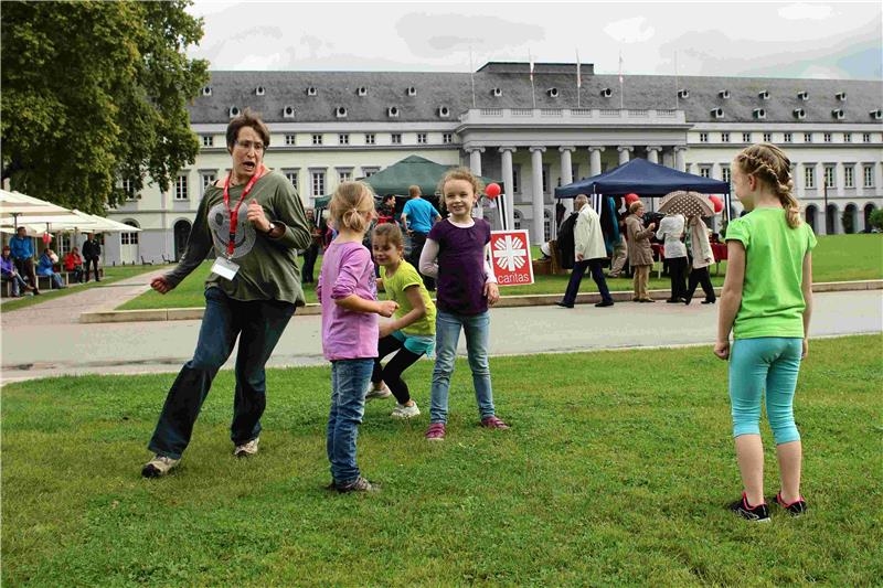 Eine erwachsene Dame spielt mit Kindern eine Lauf-Wette. (Marco Wagner)